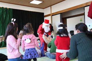 サンタさん登場プレゼント配り