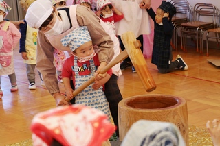 園児の餅つき