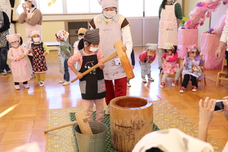 園児が一人で餅をつく様子