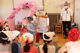 園児が一人で餅をつく様子