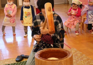 ママと一緒に餅をつく様子