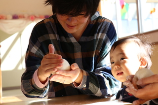 お餅を丸める様子