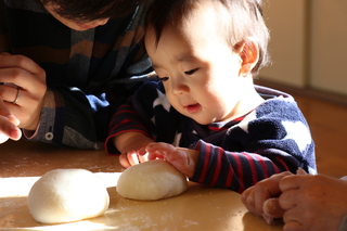 つんつんお餅を触るお友達