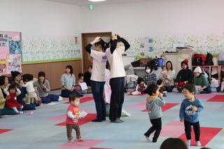 学生ボランティアさんのふれあい遊び