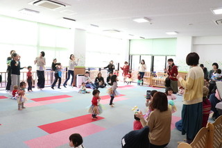 親子でダンスを踊る様子