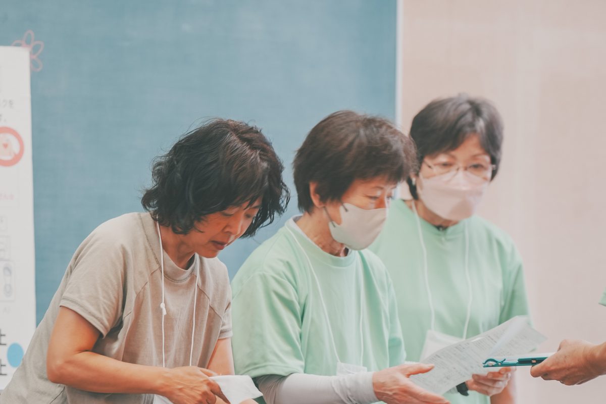 測定結果を記録用紙に転記し、結果票を出力する記録の場面