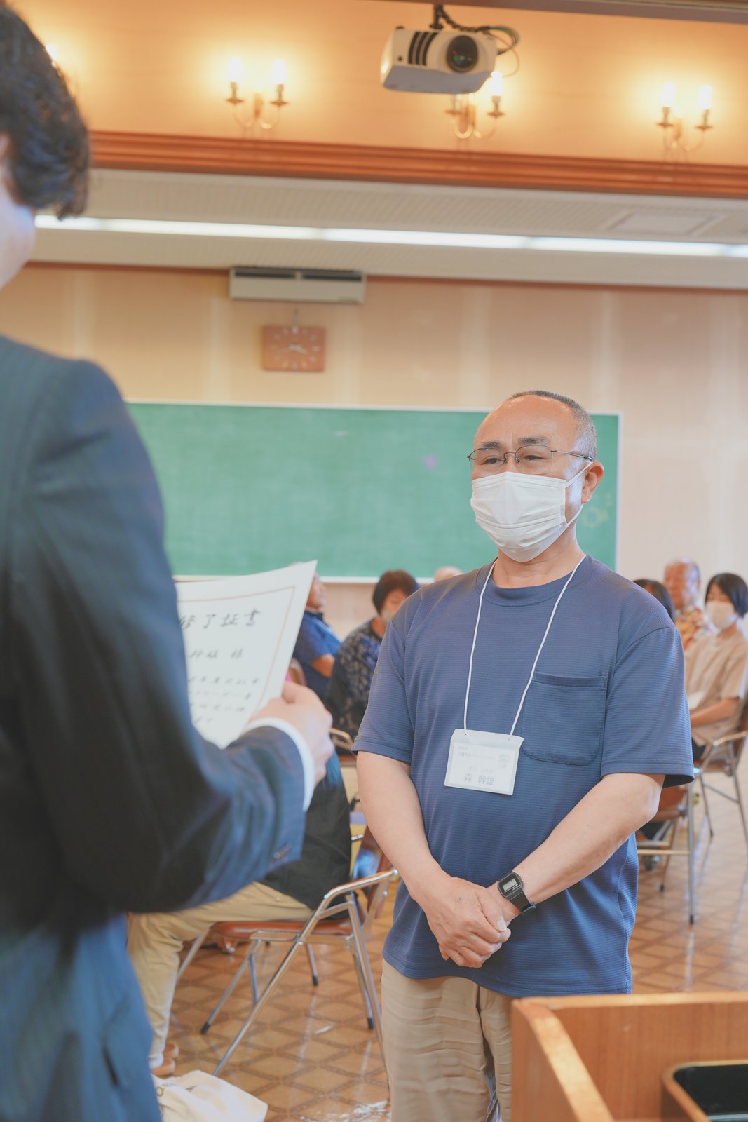 修了証書を受け取る様子