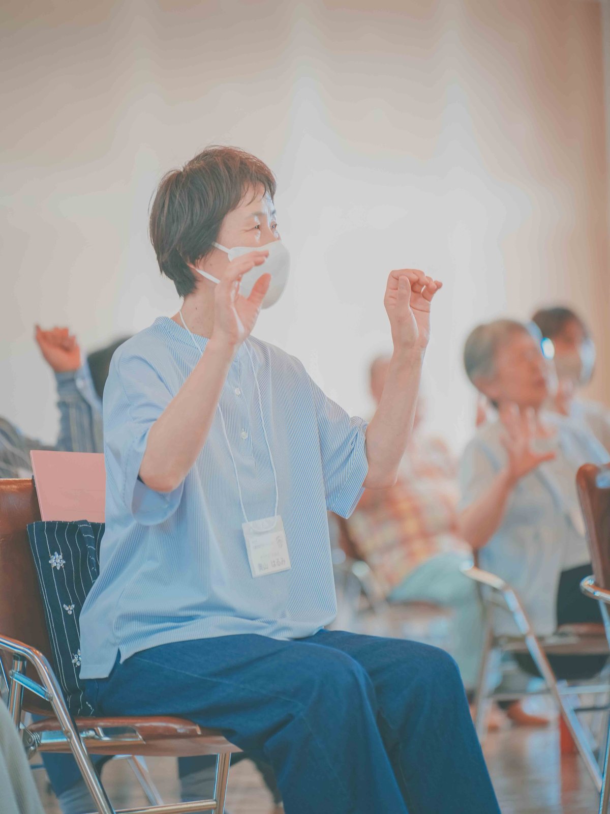 運動指導（介護予防体操）を受ける様子